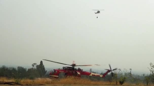 Air Γερανό Ελικόπτερο Ανεβαίνει Ένα Σωλήνα Γεμάτο Νερό Στο Θολό — Αρχείο Βίντεο