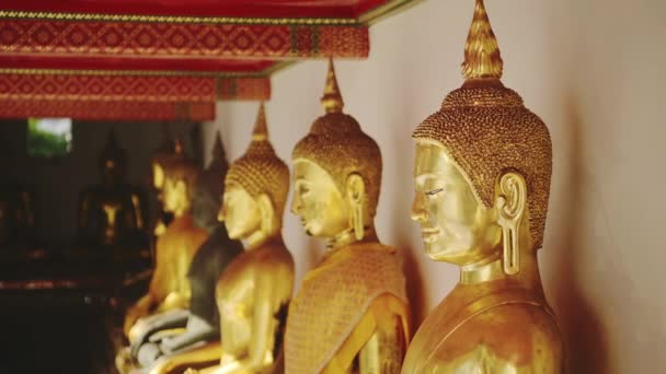 Close Zlaté Listy Buddhovy Sochy Bangkoku Thajsko Buddhistickém Chrámu Buddhistické — Stock video
