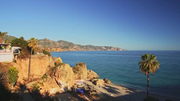 Вид Красивий Пляж Середземноморському Узбережжі Іспанії Нерджі Коста Дель Сол — стокове відео