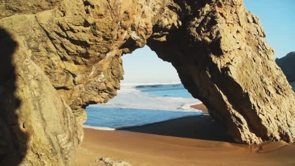 Lisbon Beach Dramatic Portugal Coast Arch Rock Formation Beautiful Coastal — ストック動画
