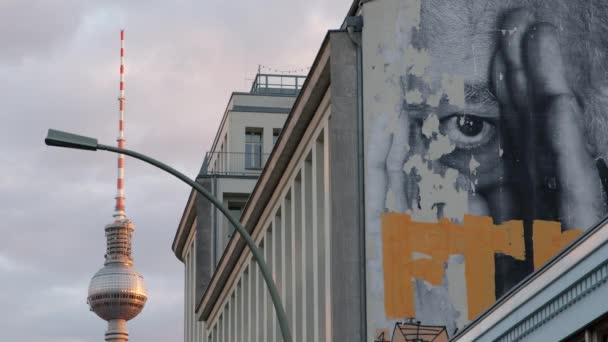 Fernsehturm Berlino Sotto Cielo Nuvoloso Con Graffiti Fronte Durante Crepuscolo — Video Stock