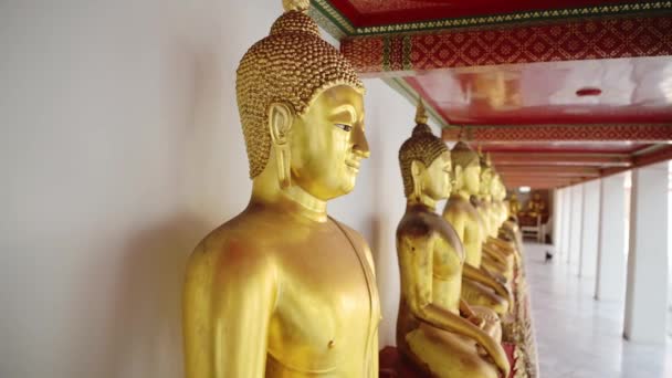 Close Estátuas Buda Folha Ouro Bangkok Tailândia Templo Budista Estátuas — Vídeo de Stock