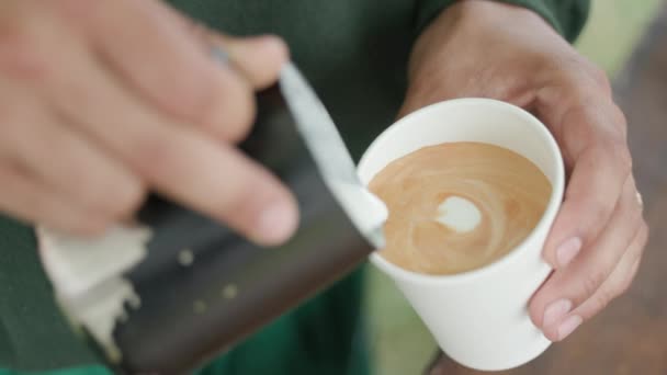 Menuangkan Krim Dalam Kaca Cappuccino Membuat Seni Kopi Yang Indah — Stok Video