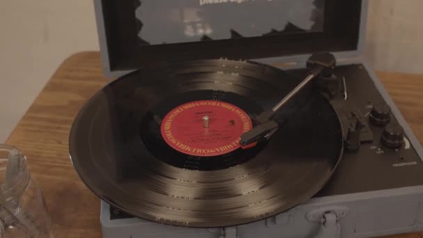 軌道は古いレコードプレーヤーのまわりで撃たれた 結婚式の装飾 — ストック動画