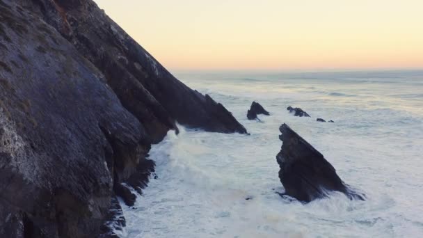 Luftaufnahme Der Portugiesischen Atlantikküste Bei Lissabon Einer Dramatischen Felsigen Küste — Stockvideo