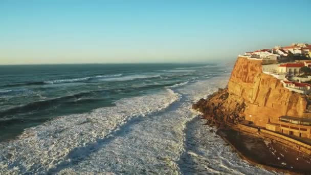 Luftaufnahme Der Portugiesischen Küstenstadt Auf Den Klippen Der Küste Von — Stockvideo