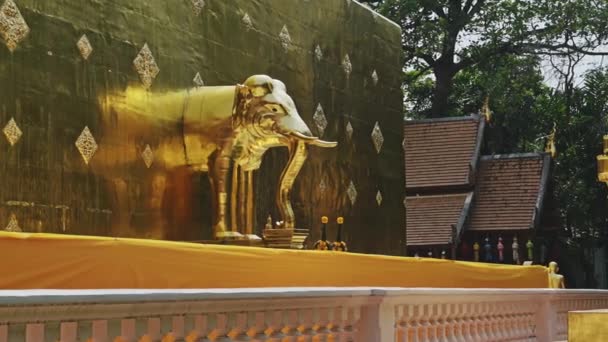 Gold Leaf Elephant Statue Buddhist Temple Chiang Mai Thailand Wat — Vídeo de Stock