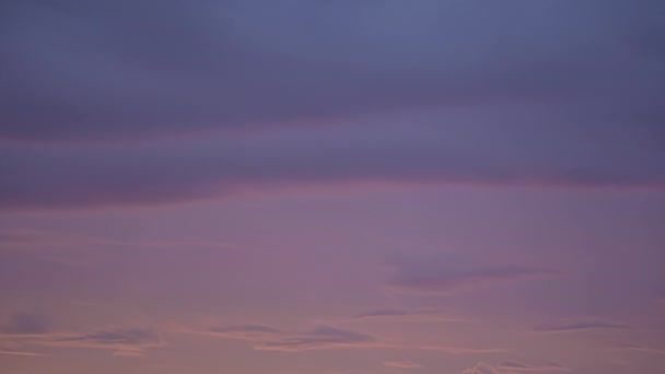 Timelapse Disparo Nubes Cúmulos Oscuros Que Mueven Timelapse Cielo Azul — Vídeo de stock