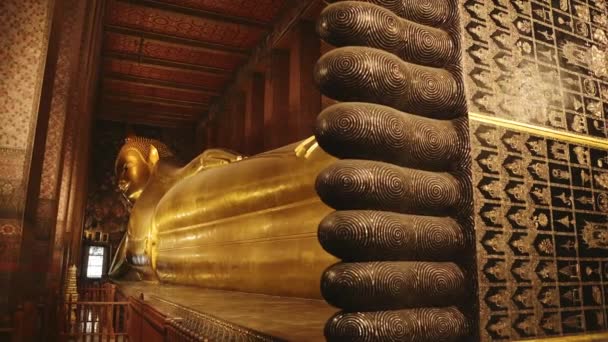 Thajsko Obrovský Zlato Reclining Buddha Velká Buddhistická Socha Chrámu Reclining — Stock video