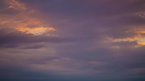 夕方の時間帯に黄色の日没の空に暗い雲の動きの低角度ショット — ストック動画