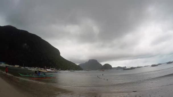 Штормовые Облака Дрейфуют Над Горами Эль Нидо Филиппины — стоковое видео