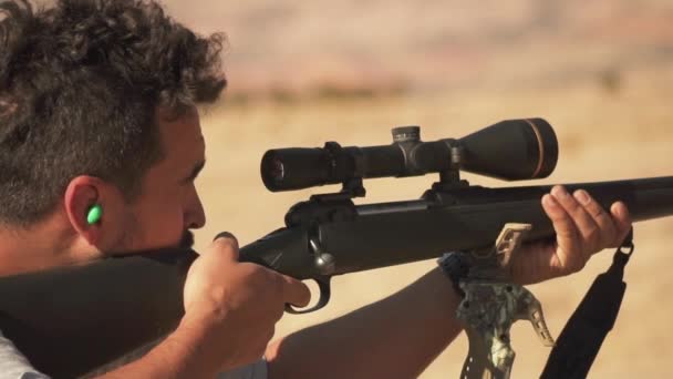 Hombre Hispano Dispara Rifle R25 Retroceso Pesado Aire Libre Cámara — Vídeos de Stock
