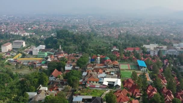 Wazige Zonsopgang Skyline Boven Huizen Bandung Indonesia Antenne — Stockvideo