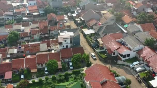 Coche Blanco Que Conduce Través Del Barrio Indonesio Local Bandung — Vídeos de Stock