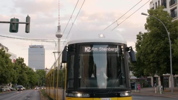 Berlin Panorama Mit Berühmtem Fernsehturm Und Gelber Straßenbahn Der Dämmerung — Stockvideo