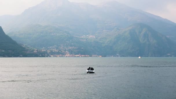 Barco Las Aguas Del Lago Como Con Magníficos Alpes Montañas — Vídeo de stock