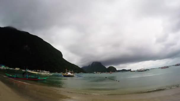 船が積み込まれている間の移動雲の時間の経過 Nido Philippine — ストック動画