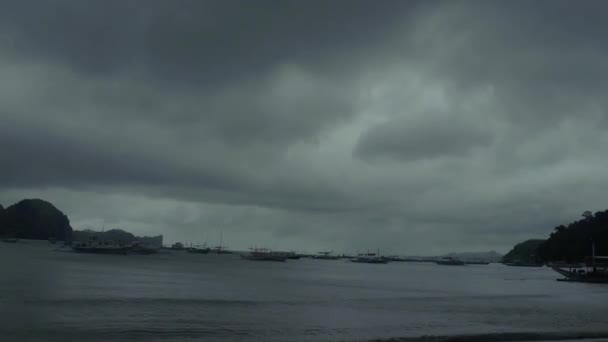 フィリピンのエルニド島のドッキングボートの湾を移動する雲の時間の経過 — ストック動画
