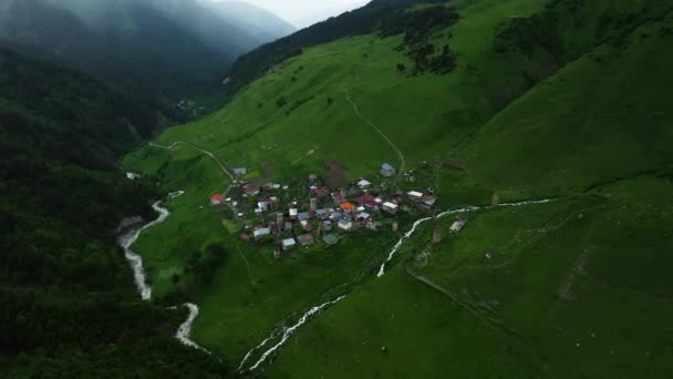 Luchtfoto Van Adishi Village Svaneti Regio Een Bewolkte Dag Georgië — Stockvideo