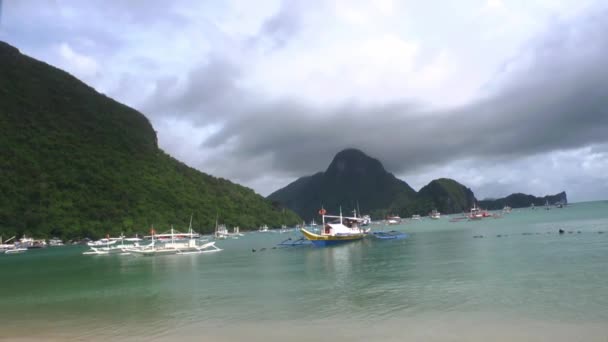 Barcos Amarração Baía Tranquila Dia Nublado Nido Filipinas — Vídeo de Stock