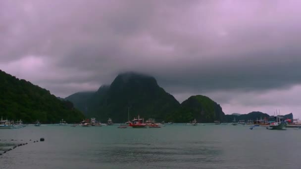 湾内のボートで移動する雲の時間の経過 エルニド フィリピン — ストック動画