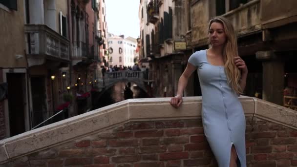 Blonde Caucasian Woman Tourist Bridge Venice Italy Canal — Stock Video