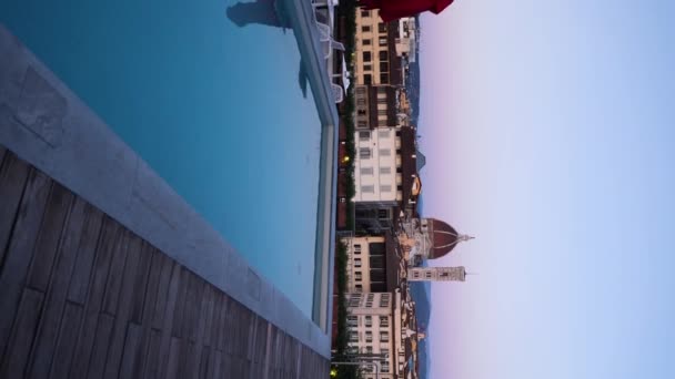 在日落时俯瞰美丽的意大利佛罗伦萨的屋顶游泳池 — 图库视频影像