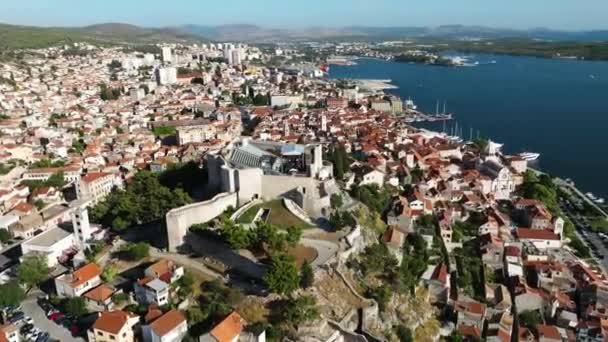 Luchtfoto Van Stad Sibenik Tijdens Zomer Kroatië — Stockvideo