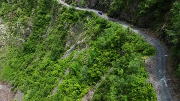 ジョージア州トゥセティ国立公園のアバノ峠道を走る日産Xterra 空中暴露 — ストック動画