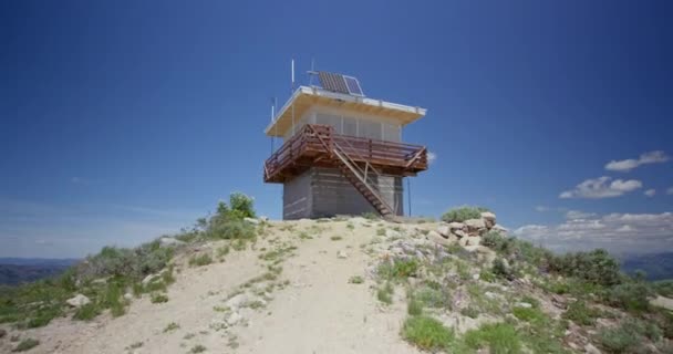 Tembakan Tangan Bergerak Menuju Bangunan Puncak Gunung Dengan Langit Biru — Stok Video