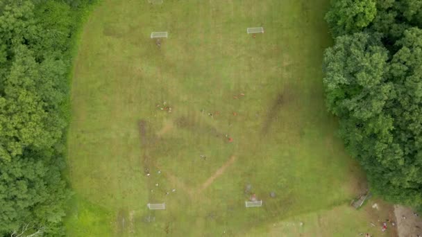 Dron Aéreo Disparado Desde Arriba Niños Jugando Fútbol Soleado Día — Vídeos de Stock