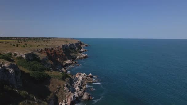 自然保護区と絵のように青い海の海岸線のドローンショット 美しい海のランニングショット — ストック動画