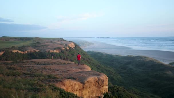 Man Exploring Coastline Cliffs Oregon Beach Sunset Copy Space — Stock Video