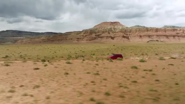 Vista Red Jeep Wrangler Viajando Através Deserto Utah Nos Eua — Vídeo de Stock