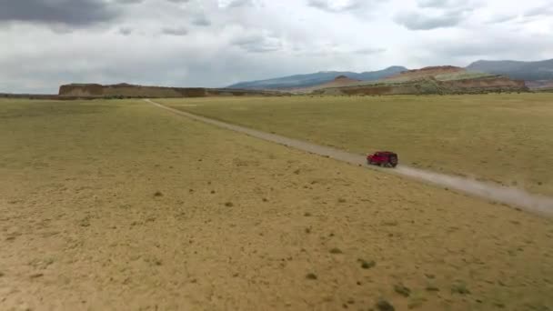 Deserto Utah Com Wrangler Jipe Vermelho Condução Nos Eua Rastreamento — Vídeo de Stock