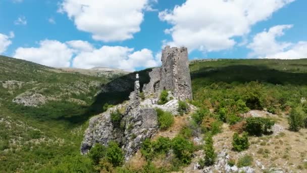 Old Glavas Fortress Man Standing Ledge Dinara Mountain Chorvatsko Letecké — Stock video