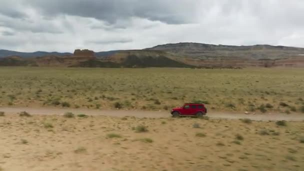 Letecký Pohled Red Jeep Wrangler Projíždějící Pouští Utah Usa Drone — Stock video