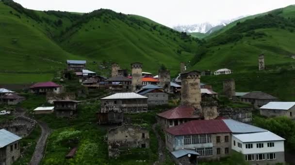 Een Oud Bergdorp Met Kaukasus Berglandschap Achtergrond Adishi Svaneti Regio — Stockvideo