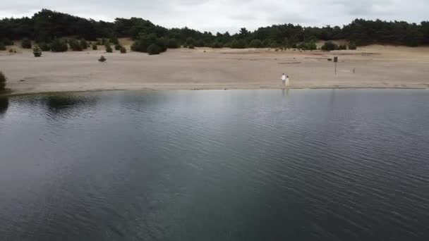 Împuşcat Aer Apa Către Cuplu Care Plimbă Plajă Lommelse Sahara — Videoclip de stoc