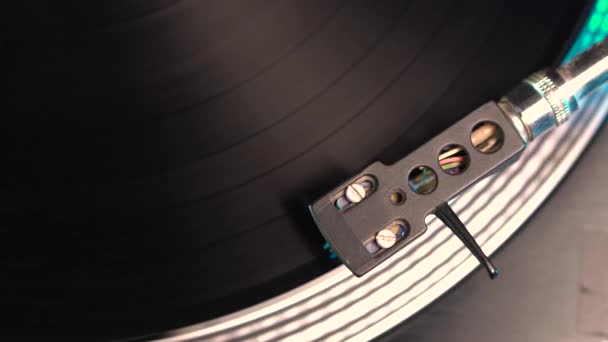 Baş Kabuğunun Üstten Aşağı Görünümü Dönen Vinil Plağı Eski Turntable — Stok video