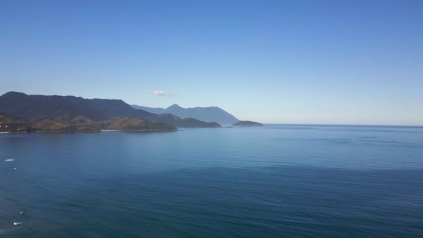 缓慢的空中飞行 飞越平静的蓝色海水 — 图库视频影像