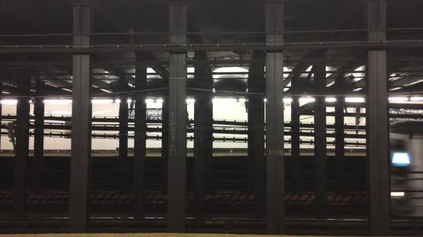 ニューヨークの地下鉄駅で2本の列車が素早く横断 — ストック動画