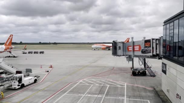 Orange Easyjet Vliegtuig Vliegveld Bewolkte Dag Berlin Airport — Stockvideo