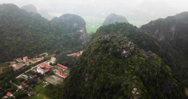 Volando Cerca Una Montaña Revelando Pequeño Pueblo Escondido Valle Abajo — Vídeos de Stock