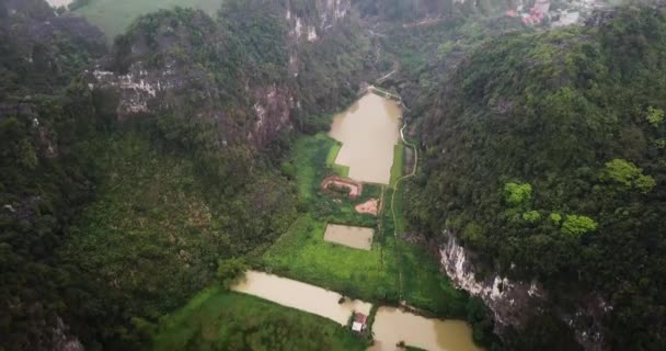 Volando Través Gama Kársticos Piedra Caliza Cubierta Selva Gruesa Entre — Vídeos de Stock