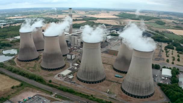 Szeroki Strzał Drona Wież Chłodniczych Dużej Elektrowni — Wideo stockowe