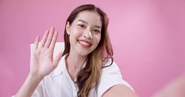 Jong Aziatische Vrouw Chatten Door Video Oproep Zwaaien Haar Hand — Stockvideo