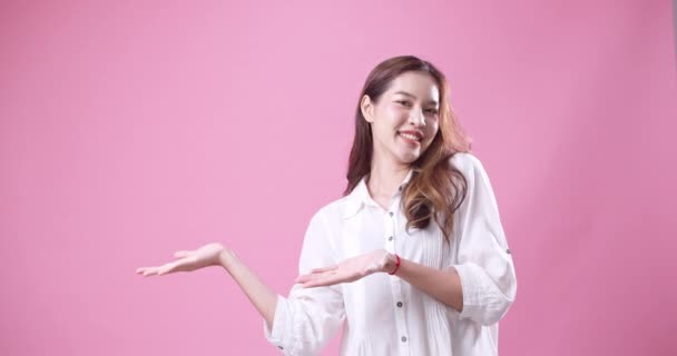 Beautiful Young Asian Woman Pointing Right Side Studio Recording Pink — Stock Video