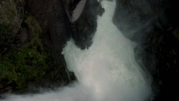 Krachtige Pailon Del Diablo Waterval Ecuador Overdag Drone Shot — Stockvideo