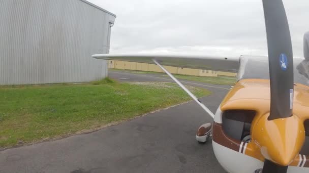 Cessna 172天鹰喷气式飞机在机场前的右侧视图 手持射击 — 图库视频影像